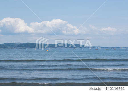 湘南 江の島 片瀬東浜海水浴場波打ち際の風景 湘南 江の島 片瀬東浜海水浴場波打ち際の風景 140116861
