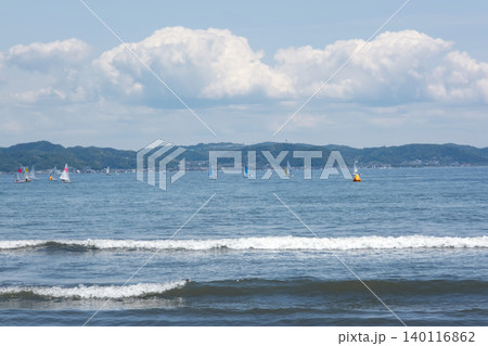 湘南 江の島 片瀬東浜海水浴場波打ち際の風景 湘南 江の島 片瀬東浜海水浴場波打ち際の風景 140116862
