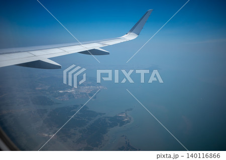 飛行機の窓から見下ろす海と島々の景色 飛行機の窓から見下ろす海と島々の景色 140116866