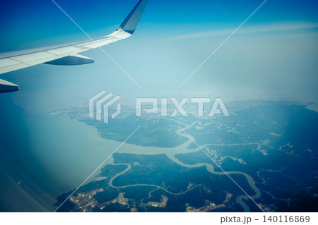 飛行機の上空から見下ろす蛇行する大河とマングローブ林の絶景 飛行機の上空から見下ろす蛇行する大河とマングローブ林の絶景 140116869