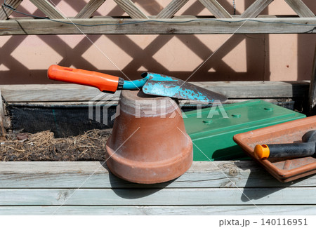 garden hand hoe placed on terracotta flower pot. garden hand hoe placed on terracotta flower pot. 140116951