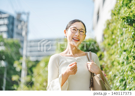 住宅街を歩く若い女性 住宅街を歩く若い女性 140117373