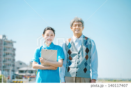 若い介護士の女性とシニア男性のポートレート 140117407