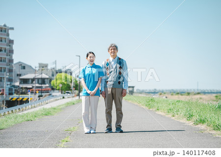 若い介護士の女性とシニア男性のポートレート 140117408