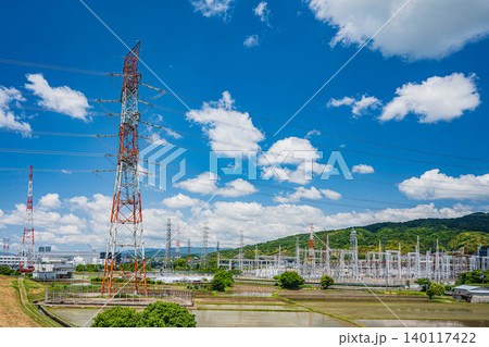 関西電力の変電所と田んぼの中に立つ鉄塔 大阪府高槻市 関西電力の変電所と田んぼの中に立つ鉄塔 大阪府高槻市 140117422