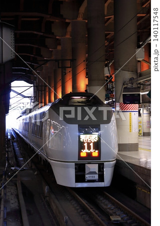伝統の上野駅地上ホームで発車を待つ651系特急スーパーひたち号_2011/2/4撮影 伝統の上野駅地上ホームで発車を待つ651系特急スーパーひたち号_2011/2/4撮影 140117548