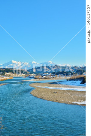 信濃川・越後三山冬景色 140117557