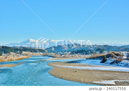 信濃川・越後三山冬景色 140117558