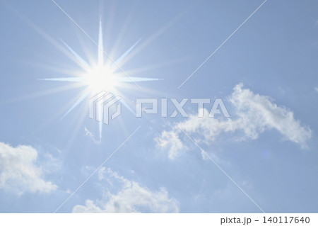 青空と太陽　直射日光　フリースペースイメージ 140117640