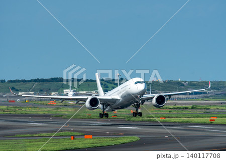 新空路に向けて離陸するエアバスA350 140117708