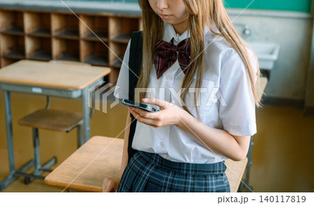 教室でスマホを操作する女子生徒 教室でスマホを操作する女子生徒 140117819