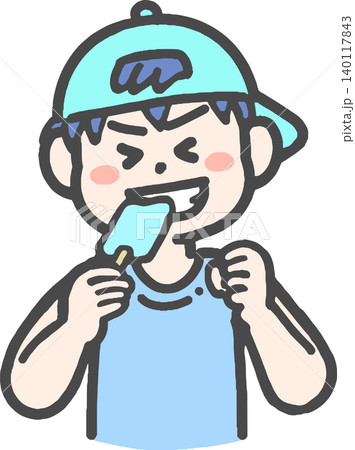 アイスキャンデーを笑顔で食べる男の子 アイスキャンデーを笑顔で食べる男の子 140117843