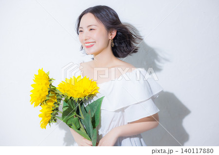 ひまわりの花束を持つ女性 ひまわりの花束を持つ女性 140117880