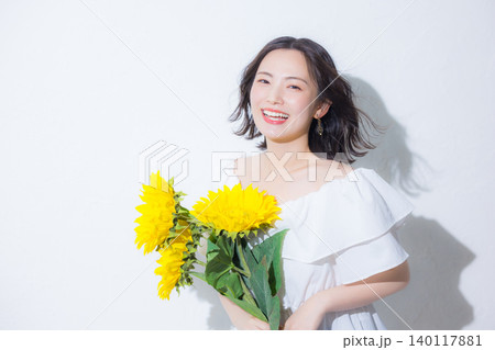 ひまわりの花束を持つ女性 ひまわりの花束を持つ女性 140117881