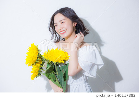 ひまわりの花束を持つ女性 140117882