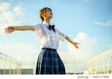 青空の下、制服の少女 140117960