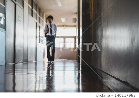 廊下を歩く制服の少年 廊下を歩く制服の少年 140117965