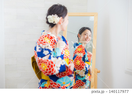 浴衣を着た女性 浴衣を着た女性 140117977