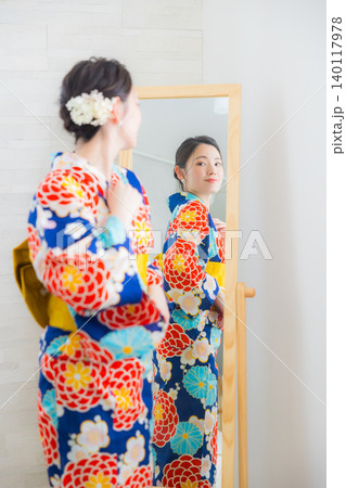 浴衣を着た女性 浴衣を着た女性 140117978