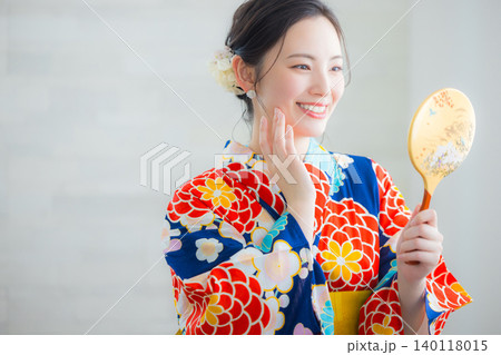浴衣を着た女性　 140118015