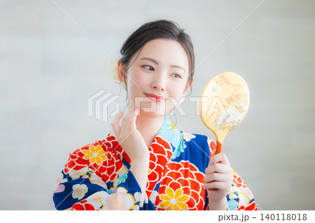 浴衣を着た女性　 140118018