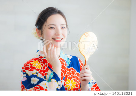 浴衣を着た女性 浴衣を着た女性 140118021