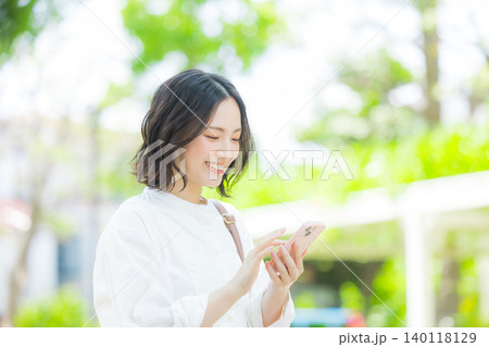 スマートフォンを持つ女性 スマートフォンを持つ女性 140118129