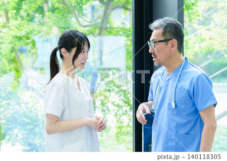 病院で相談をする医師と看護師 病院で相談をする医師と看護師 140118305