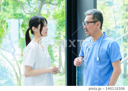 病院で相談をする医師と看護師 病院で相談をする医師と看護師 140118306