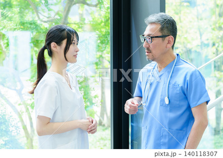 病院で相談をする医師と看護師 病院で相談をする医師と看護師 140118307