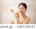 お風呂上がりに顔をタオルで拭く若い女性　 140118341