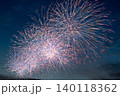 打ち上げ花火が夜空を彩る 140118362