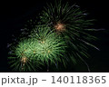 打ち上げ花火が夜空を彩る 140118365