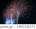 打ち上げ花火が夜空を彩る 140118371