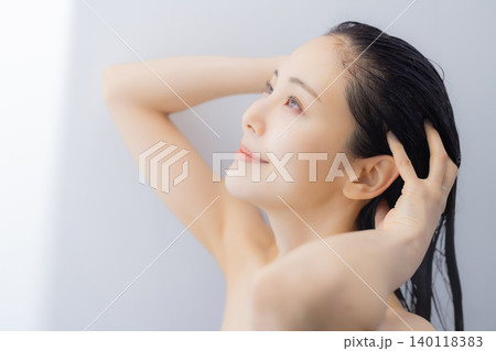 シャンプーをする女性 シャンプーをする女性 140118383