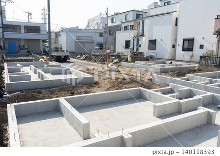 住宅分譲地で進む戸建て住宅の基礎工事1 住宅分譲地で進む戸建て住宅の基礎工事1 140118393