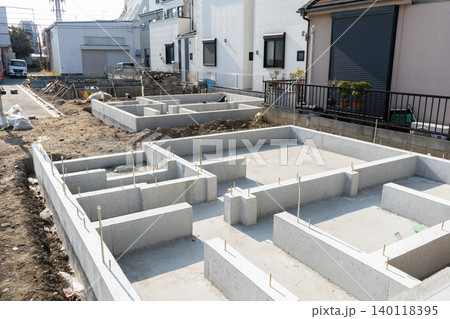 住宅分譲地に並ぶ戸建て住宅のコンクリート基礎3 140118395