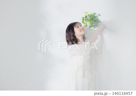 花束を持つ若い女性 花束を持つ若い女性 140118457