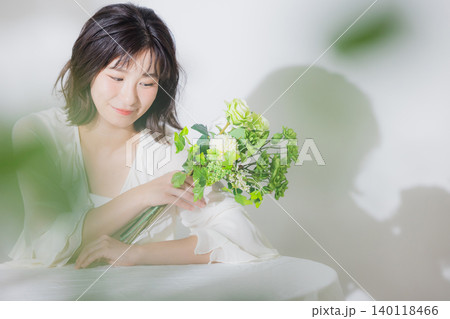 花束を持つ若い女性 花束を持つ若い女性 140118466
