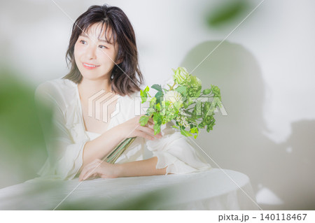花束を持つ若い女性 花束を持つ若い女性 140118467