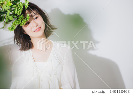 花束を持つ若い女性 花束を持つ若い女性 140118468