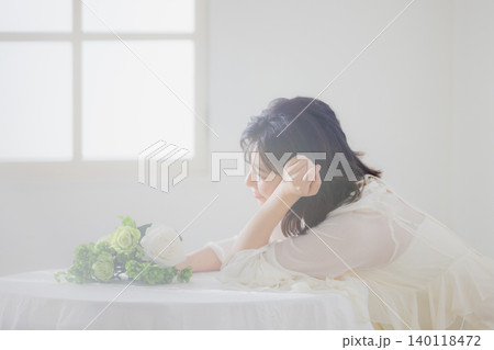 花束を持つ若い女性 花束を持つ若い女性 140118472