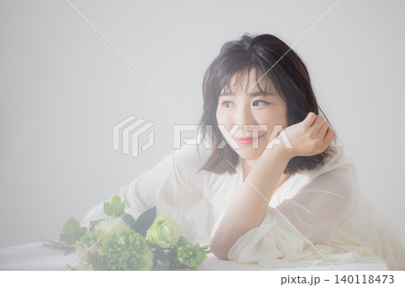 花束を持つ若い女性 140118473