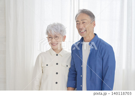 シニア夫婦のポートレート リビング シニア夫婦のポートレート リビング 140118703