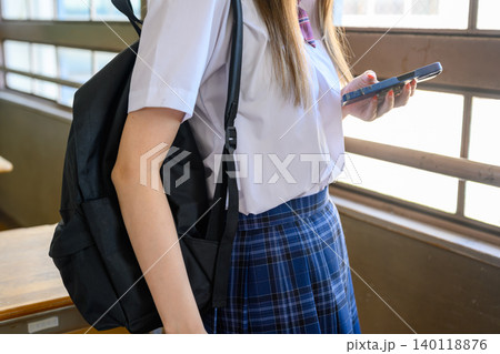 スマホを操作する女子高生 スマホを操作する女子高生 140118876
