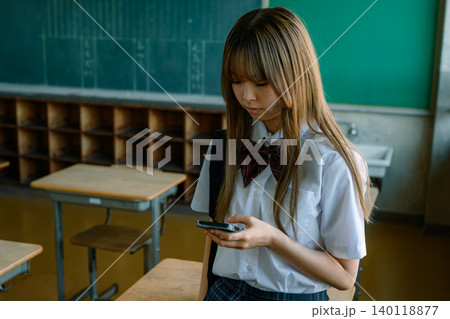教室でスマホを見る女子高生 教室でスマホを見る女子高生 140118877