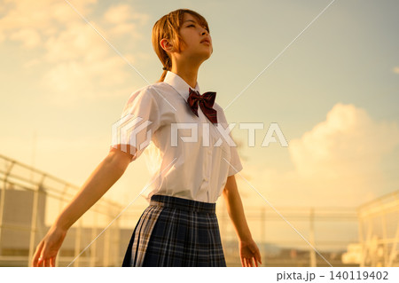 夕日を浴びる女子高生 夕日を浴びる女子高生 140119402