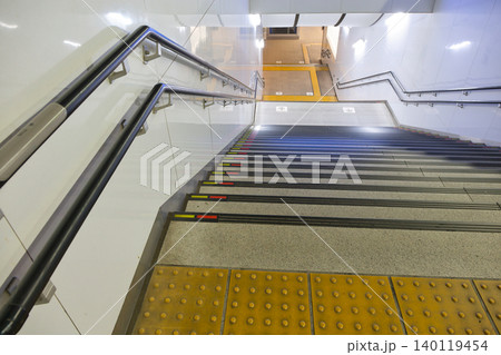 駅の階段　京王線　誰もいない駅のホーム　京王線　ホームの階段　稲田堤駅　府中駅 140119454