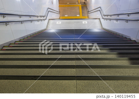 駅の階段 京王線 誰もいない駅のホーム 京王線 ホームの階段 稲田堤駅 府中駅 駅の階段 京王線 誰もいない駅のホーム 京王線 ホームの階段 稲田堤駅 府中駅 140119455