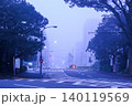 霧に包まれた東京信濃町の早朝の風景 140119569